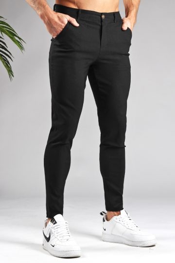 Vooraanzicht extra lange zwarte chino met slim fit pasvorm