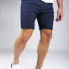 Zijaanzicht chino short voor heren in donkerblauwe kleur en met slim fit pasvorm. Afgewerkt met twee broekzakken